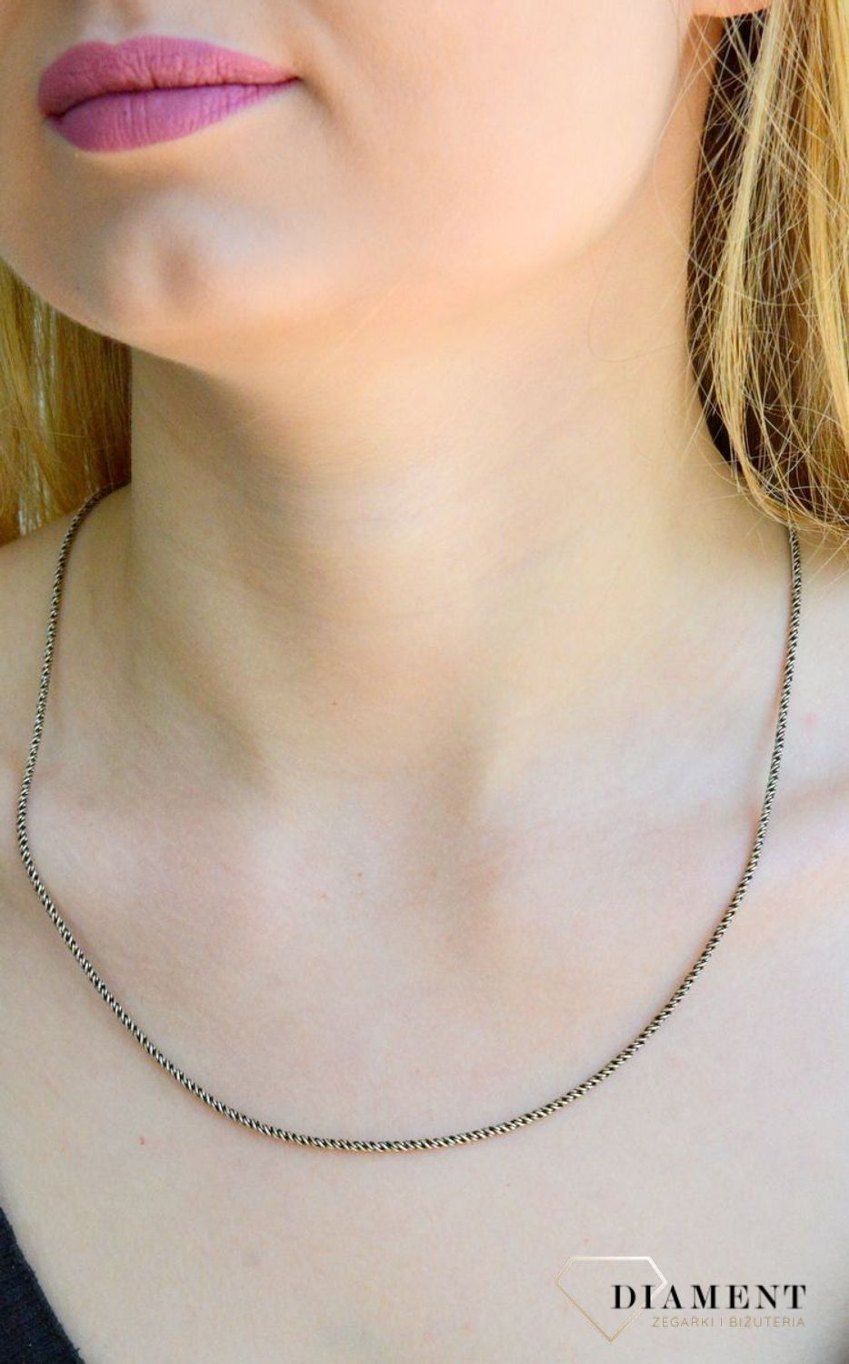 Srebrny łańcuszek ozdobny splot w czarnym odcieniu 1,6mm DIA-LAN-6012-925 1,6mm. Łańcuszek to bardzo dobry pomysł na prezent dla siebie lub bliskiej osoby. Najchętniej wybierany jest jako prezent urodzinowy, ale nie tylko (1.jpg